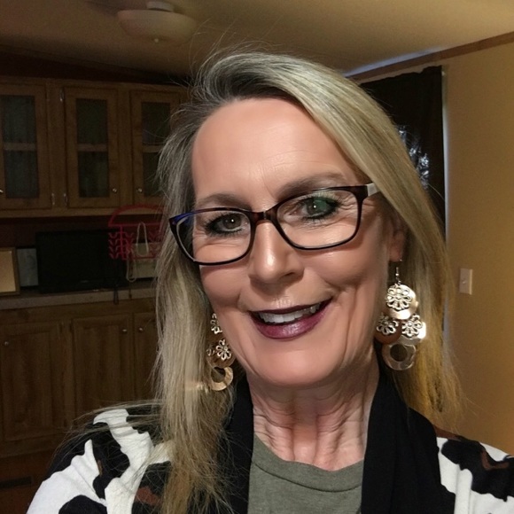 Meet your Posher, Lisa - Picture 3 of 6